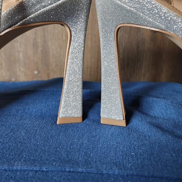 Badgley Mischka Glittering Silver Knot Heels - Picture 5 of 7